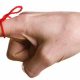 Viser en finger med rød snor om som en slags husjeregel. Billedet er anvendt i blog hos MOTIKON.